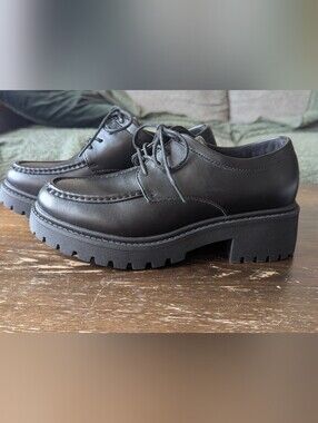 Classic Black Lace-Up Derby loafers